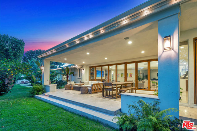 10424 Valley Spring Lane, Toluca Lake CA: https://media.crmls.org/mediaz/59cb0cd0-5881-47c6-a006-a61ffaa23ac3.jpg