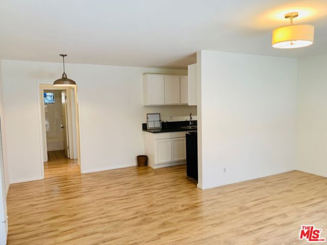 5511 Smiley Drive, Los Angeles CA: https://media.crmls.org/mediaz/59cb2a4a-1570-4f87-8f21-f28fec3aecc9.jpg
