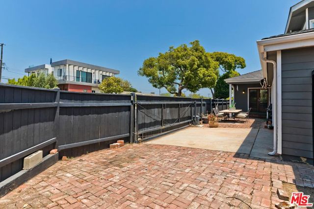 3201 Maplewood Avenue, Los Angeles CA: https://media.crmls.org/mediaz/59cb3a9d-1959-47d6-a823-38f018e2fd50.jpg