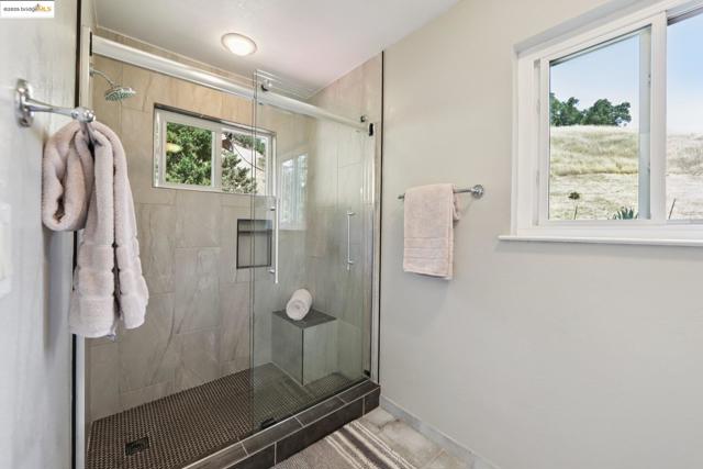 2353 Benham Ct, Walnut Creek CA: https://media.crmls.org/mediaz/59cc03aa-c54e-4530-8a86-7b2e3a44414a.jpg