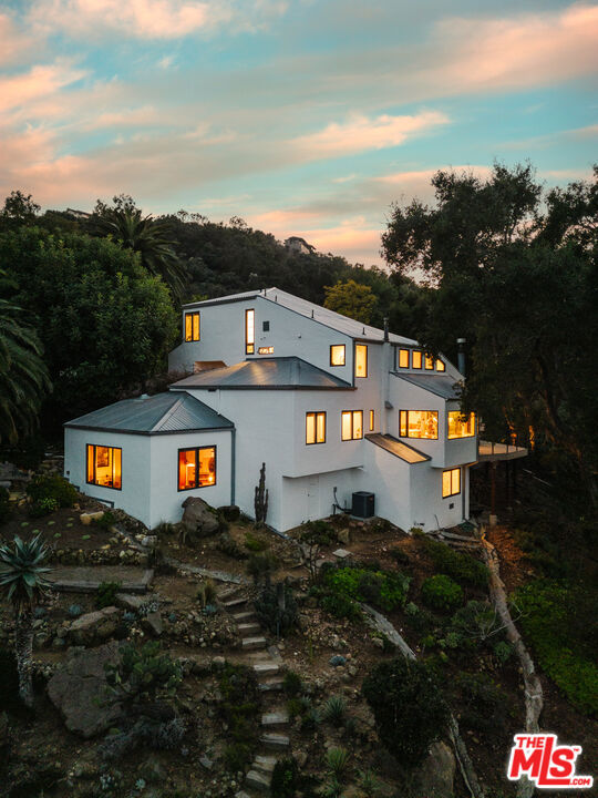 2002 Tuna Canyon Road, Topanga CA: https://media.crmls.org/mediaz/59ccf35f-4ae4-4e5a-94e2-507458084848.jpg