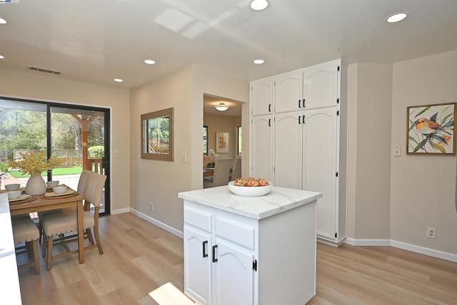 28111 Ziele Creek Dr, Hayward CA: https://media.crmls.org/mediaz/59cda6dc-cdc3-4dea-ab9e-4a9a0f546569.jpg