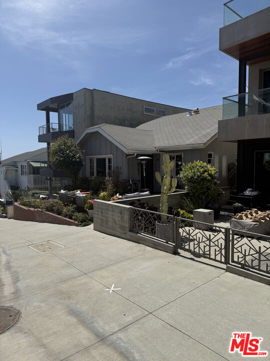 127 16th Street, Manhattan Beach CA: https://media.crmls.org/mediaz/59ce7e5b-e757-4b1a-9da0-d77ce008c902.jpg
