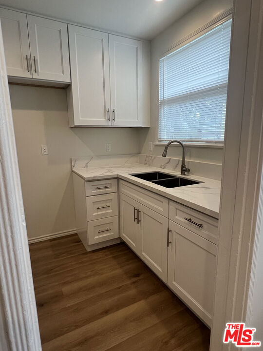 4129 1/2 W Toluca Lake Avenue, Burbank CA: https://media.crmls.org/mediaz/59cecf42-cc24-4824-bffb-24cf5004188e.jpg