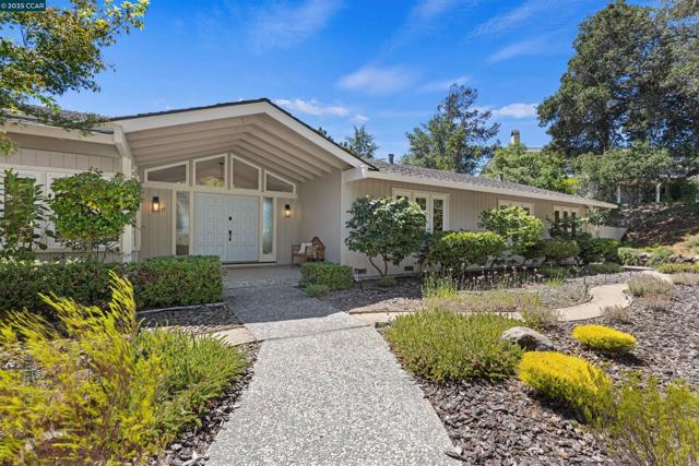 11 Breck Ct, Moraga CA: https://media.crmls.org/mediaz/59ced337-10be-4c06-87e9-7d174780e2c2.jpg