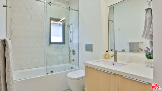842 S Ogden Drive, Los Angeles CA: https://media.crmls.org/mediaz/59cef231-d0ff-4344-b137-920bfc541371.jpg