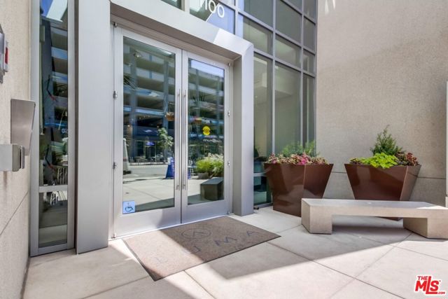 1100 S Hope Street, Los Angeles CA: https://media.crmls.org/mediaz/59cf878a-8664-4b34-9c76-4b53346b91c8.jpg