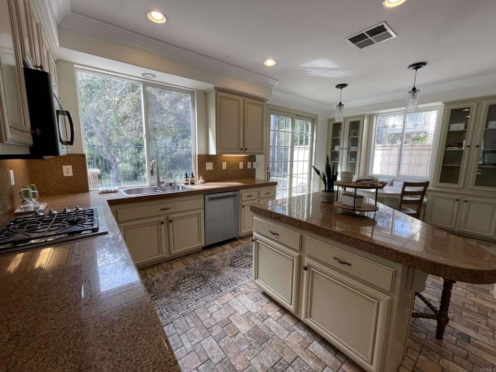 https://media.crmls.org/mediaz/59d003c6-89bd-4f9c-b721-b3d8a05b8c01.jpg?preset=X-Large