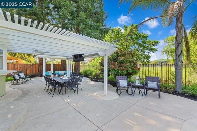 9461 Thunderbird Pl, San Ramon CA: https://media.crmls.org/mediaz/59d141ad-c302-467b-9280-edd3fff70dda.jpg
