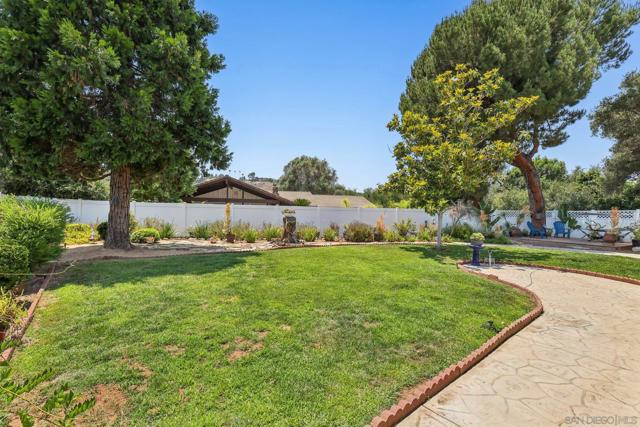 2807 Carlton Way, Fallbrook CA: https://media.crmls.org/mediaz/59d1c940-4f28-4534-a218-7edcdbf11a8b.jpg