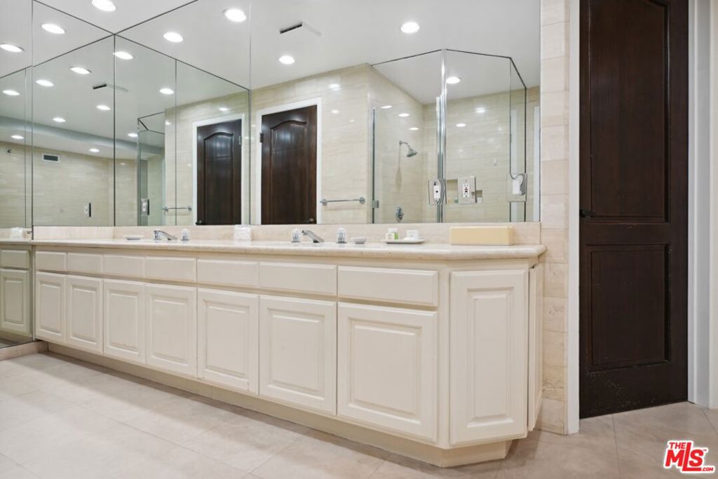 https://media.crmls.org/mediaz/59d1d41e-4015-42de-bd66-ba96abe65cc0.jpg?preset=X-Large