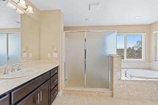 2255 Sugarloaf Ct, Brentwood CA: https://media.crmls.org/mediaz/59d27cd5-a12c-44b0-ae34-ec501938f5f6.jpg