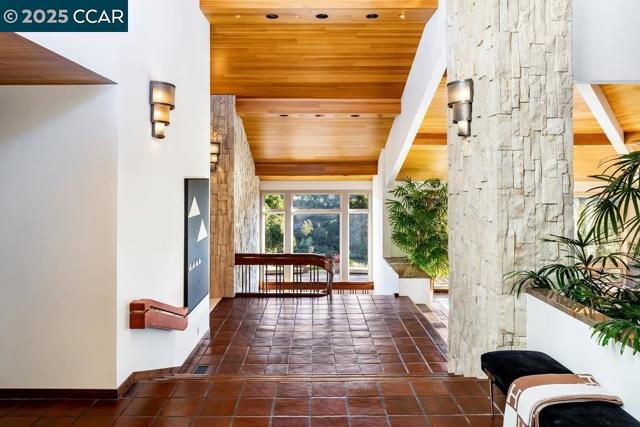 1177 Estates Dr, Lafayette CA: https://media.crmls.org/mediaz/59d2872f-a80c-4074-bac3-2d46fbbe38c5.jpg