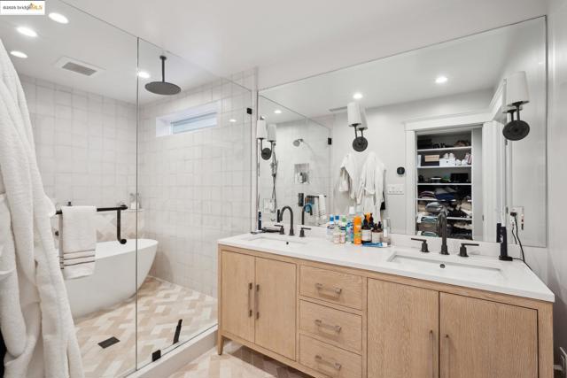 946 Alma Pl, Oakland CA: https://media.crmls.org/mediaz/59d3304e-0c4d-4fae-bc14-e6d560e71d34.jpg