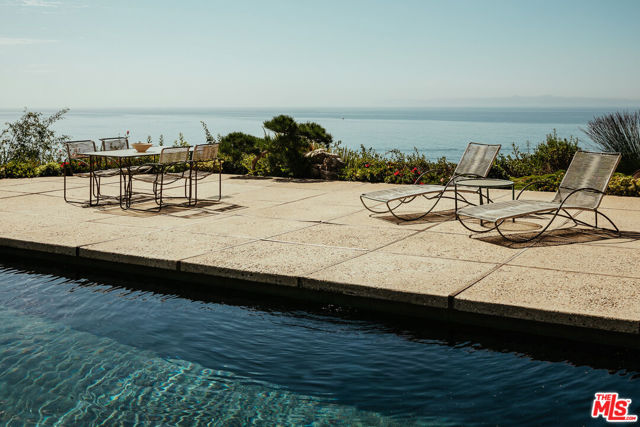 8 Sea Cove Drive, Rancho Palos Verdes CA: https://media.crmls.org/mediaz/59d43c6d-cab3-426f-80dd-93630c9a9d8a.jpg