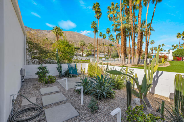 246 E Avenida Granada, Palm Springs, CA 92264
