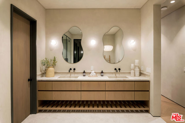 4165 Nagle Avenue, Sherman Oaks CA: https://media.crmls.org/mediaz/59d51a47-9b21-4103-b518-344e41f41ac5.jpg