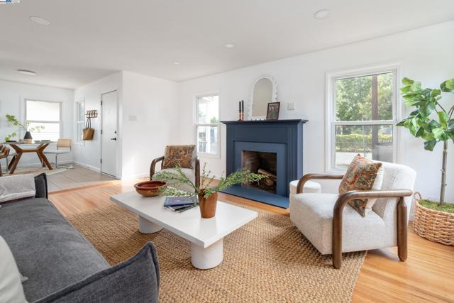 10906 Reposo Dr, Oakland CA: https://media.crmls.org/mediaz/59d5ce5e-6cd8-45d1-95cb-ab9ecc5c2fb8.jpg