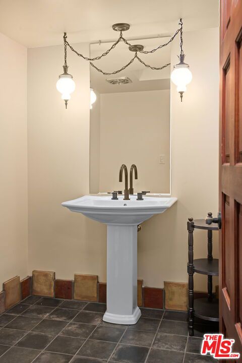 16141 Bayberry Place, Sherman Oaks CA: https://media.crmls.org/mediaz/59d5d83a-ee72-43bc-8620-a4374aae9a68.jpg