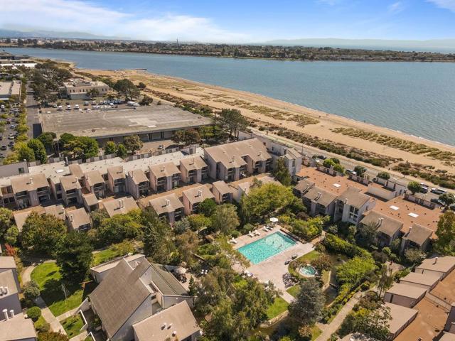 2101 Shore Line Drive, Alameda CA: https://media.crmls.org/mediaz/59d61c3b-5b2f-46c3-8e9d-136fddb206d2.jpg