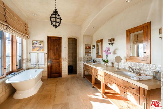 1915 Monte Alegre Drive, Carpinteria CA: https://media.crmls.org/mediaz/59d6d64a-72ea-4d0e-b339-6828409a31d9.jpg