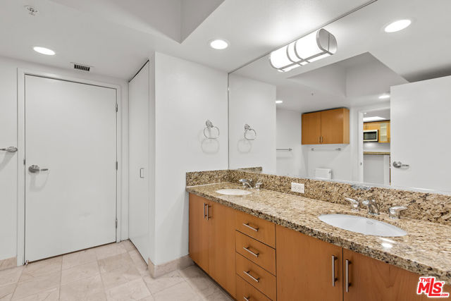 13700 MARINA POINTE Drive, Marina del Rey CA: https://media.crmls.org/mediaz/59d7d604-e3b5-49e8-a46a-f70c279f20f9.jpg
