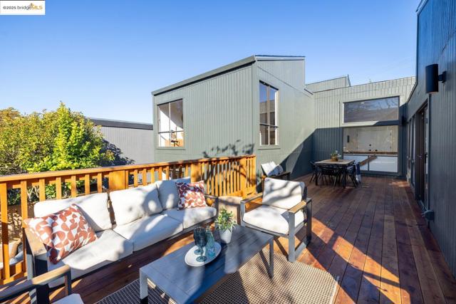 568 Vistamont Ave, Berkeley CA: https://media.crmls.org/mediaz/59d9097b-2a48-482d-94d5-d8dedb12a1ae.jpg