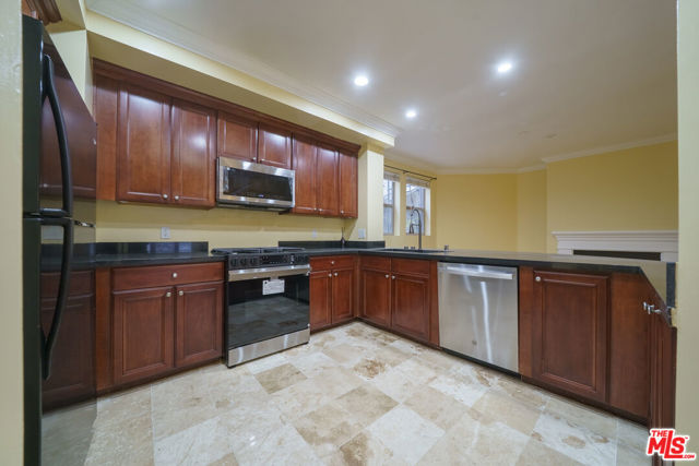 122 N Clark Drive, West Hollywood CA: https://media.crmls.org/mediaz/59d960e2-eb52-46be-a3a3-653538c7a17d.jpg