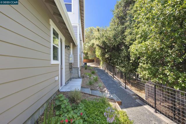 208 Valley View Pl, El Sobrante CA: https://media.crmls.org/mediaz/59d9659a-36b8-44cc-ace2-13931c11b83e.jpg