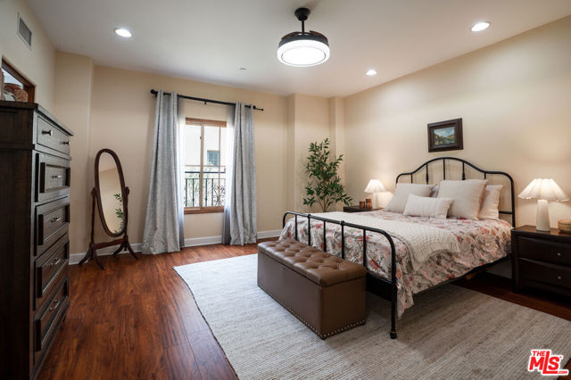 1331 N Sycamore Avenue, Los Angeles CA: https://media.crmls.org/mediaz/59d9864f-8f8a-4919-be06-4349d95c06d2.jpg