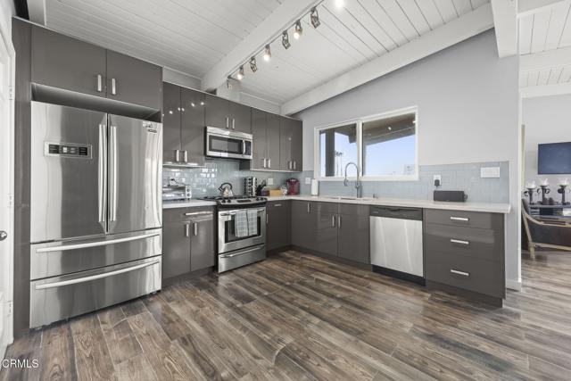 2924 Lakeshore Court, Oxnard CA: https://media.crmls.org/mediaz/59d98c79-d916-46e1-8284-349d645a39d2.jpg