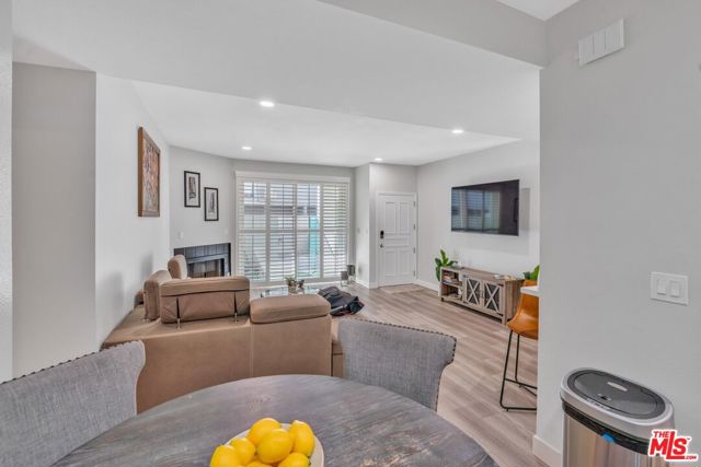 433 E Tamarack Avenue, Inglewood CA: https://media.crmls.org/mediaz/59d9bc1b-d78f-49f9-a408-52e0bd601369.jpg