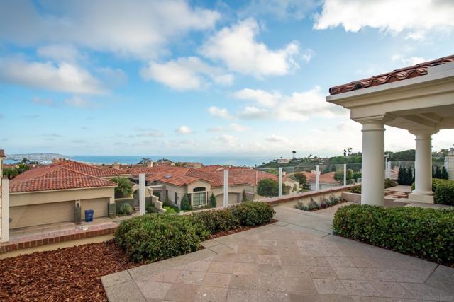 1327 Caminito Batea, La Jolla CA: https://media.crmls.org/mediaz/59d9f356-b593-41ea-a37a-f8c87278bb35.jpg
