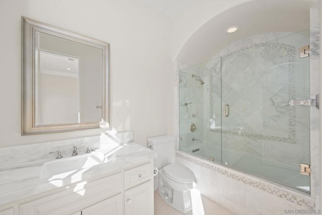 5986 Greensview Ct, Rancho Santa Fe CA: https://media.crmls.org/mediaz/59daa53a-328f-4a06-be79-c2d9e4ce8083.jpg