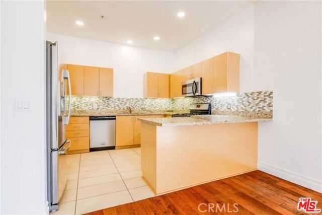 917 S New Hampshire Avenue, Los Angeles CA: https://media.crmls.org/mediaz/59dab339-7321-4a85-80cc-36c30909cf81.jpg