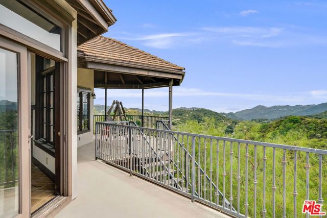 22252 W ALTA Drive, Topanga CA: https://media.crmls.org/mediaz/59dacfc7-6443-4c86-9e87-65199f99c3e4.jpg