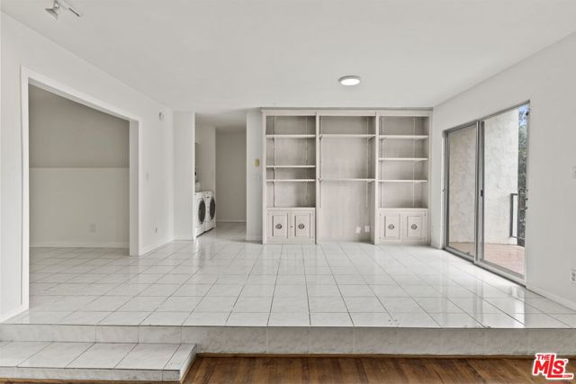 1033 6TH Street, Santa Monica CA: https://media.crmls.org/mediaz/59db361b-5ed5-49c3-9dbd-da7f47ba0489.jpg