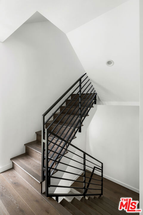 5154 W Redondo Court, Los Angeles CA: https://media.crmls.org/mediaz/59db9fda-e5a1-45a3-a419-13a49d127b27.jpg