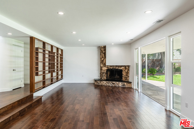 5412 S HOLT Avenue, Los Angeles CA: https://media.crmls.org/mediaz/59dc33b7-7b0c-4f36-8b51-7e640030a889.jpg