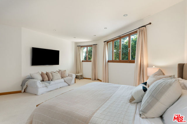 32804 Pacific Coast Highway, Malibu CA: https://media.crmls.org/mediaz/59dc54de-222b-4cfe-8dc1-24e10df3da93.jpg