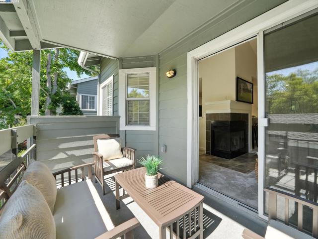 7635 Canyon Meadow Cir, Pleasanton CA: https://media.crmls.org/mediaz/59dcd4e9-114c-4c35-a7e2-2a2a585dc023.jpg