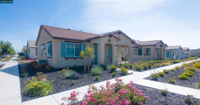 2299 Rustic Oak Ln, Rio Vista CA: https://media.crmls.org/mediaz/59dd7d72-1764-486b-8ea7-9ab75fddff2d.jpg
