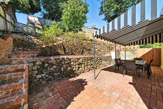 3357 Jordan Rd, Oakland CA: https://media.crmls.org/mediaz/59dddf36-b04e-429c-8b23-e704fa39dbed.jpg