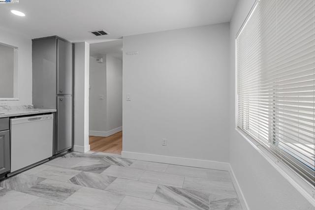 1290 Canterbury, Hercules CA: https://media.crmls.org/mediaz/59dde7a0-aee6-4738-93ac-711477f778a4.jpg