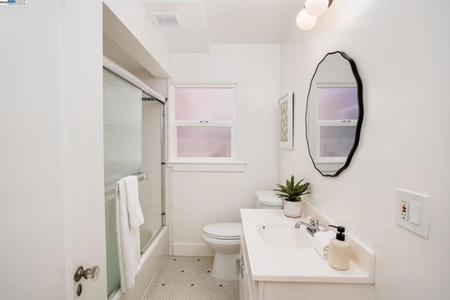 5731 Hermann St, Oakland CA: https://media.crmls.org/mediaz/59de4267-0866-4381-bc20-b40e73bc6008.jpg