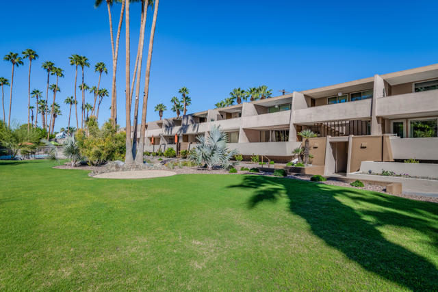 197 W Via Lola, Palm Springs CA: https://media.crmls.org/mediaz/59de8270-76e1-4b69-a18e-4067defdfd0c.jpg