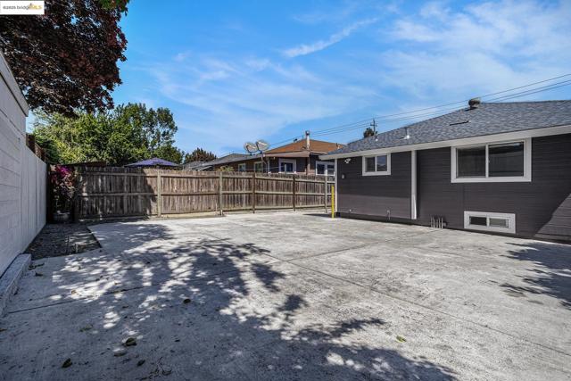 879 45Th St, Oakland CA: https://media.crmls.org/mediaz/59df7b07-0cfd-418d-b13a-761f83caecbb.jpg