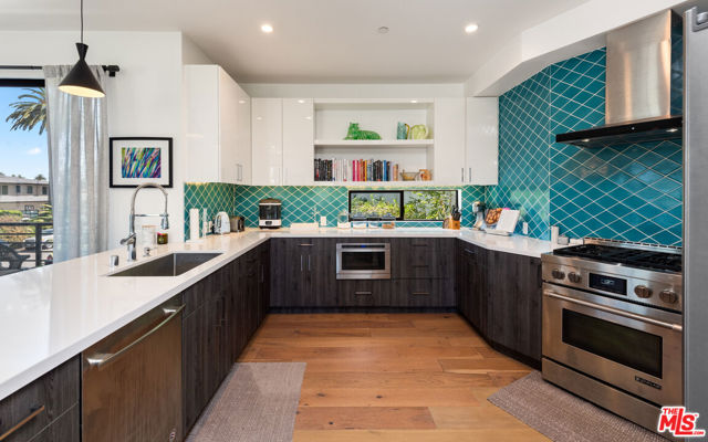 11900 Washington Place, Los Angeles CA: https://media.crmls.org/mediaz/59dff3fc-b580-4137-bfdf-8d9655a4f6d4.jpg