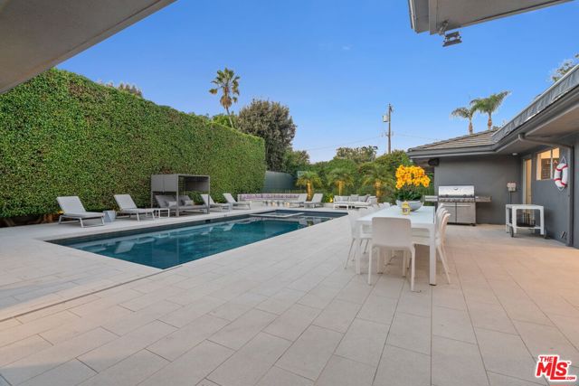 602 N Whittier Drive, Beverly Hills CA: https://media.crmls.org/mediaz/59e07342-14bf-4794-a0ca-59df220269fc.jpg