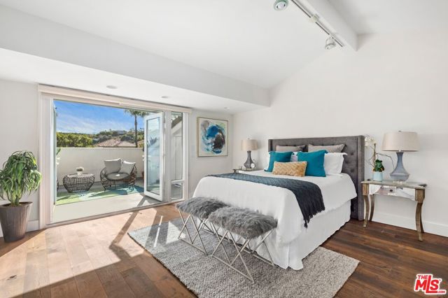 12320 Ridge Circle, Los Angeles CA: https://media.crmls.org/mediaz/59e0990c-701e-49b7-baba-309cc04539f2.jpg